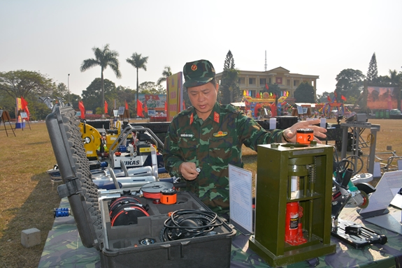 Thiếu tá QNCN Nguyễn Văn Thanh giới thiệu bộ dò mìn cảm biến âm thanh.